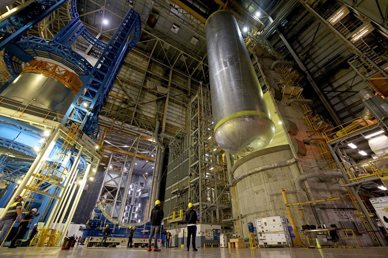 This image shows the LOX and LH2 tanks (left and right respectively) undergoing work in the Vertical Assembly Building at NASA’s Michoud Assembly Facility