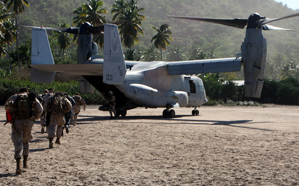 V-22 aircraft, soldiers