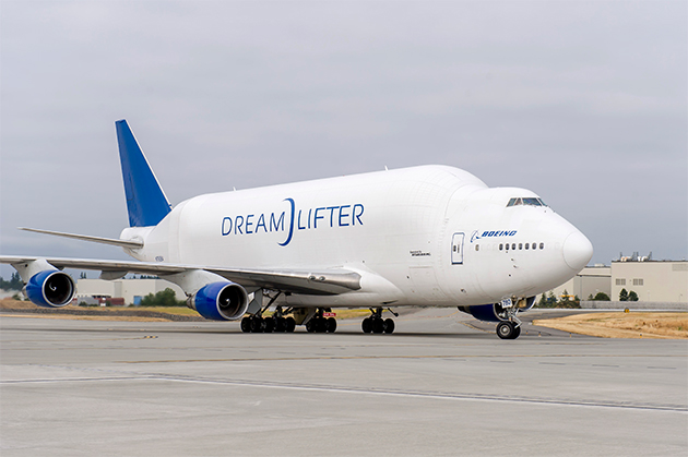 747 Dreamliftter taxiing