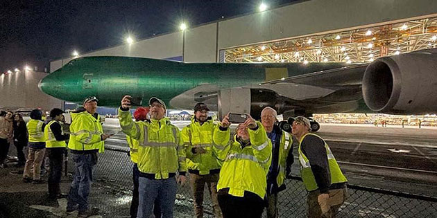 Workers take selfies in front of final 747.
