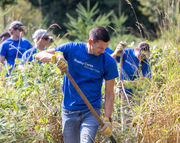Volunteer working at the volunteer event at Lake Sammamish Park in Washington State.
