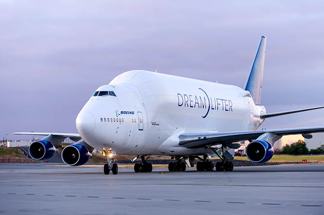787 QAN #615_Dreamlifter Parts Unloading_Wings