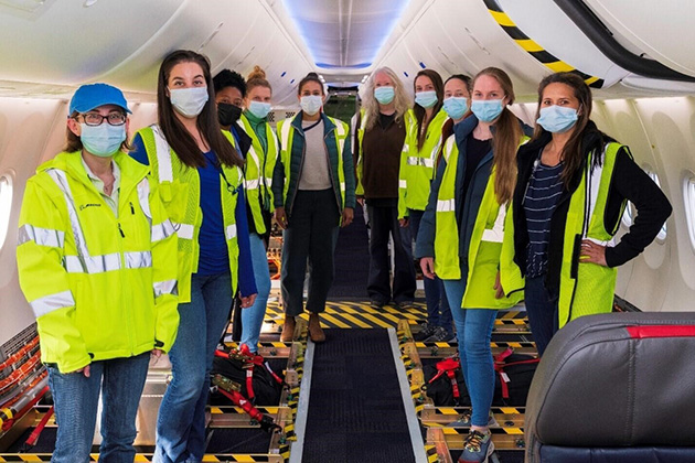 737-10 flight test crew