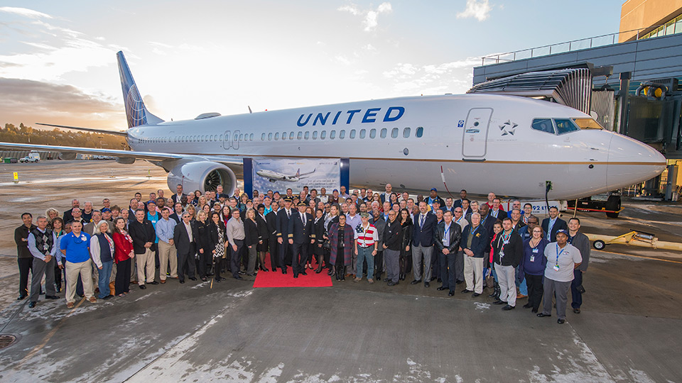 United Airlines employees in front of 737-900ER