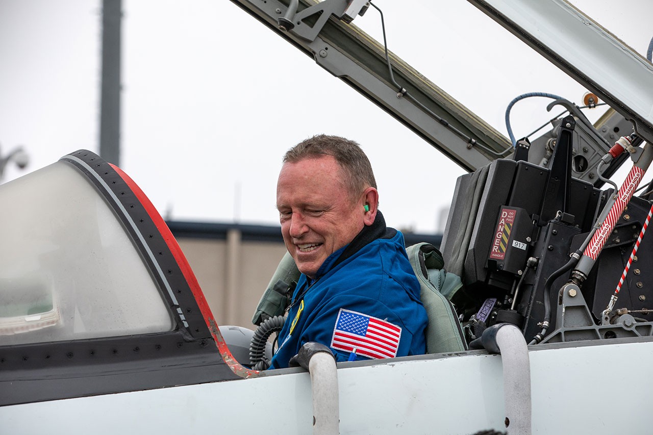 NASA astronaut Butch Wilmore, commander of Boeing’s Crew Flight Test, arrives aboard a T-38 jet aircraft at the Launch and Landing Facility at Kennedy Space Center in Florida on Dec. 17, 2020.