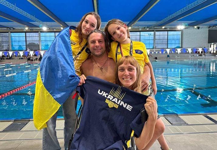 Moldun celebrates with his family at Invictus Games 2023.