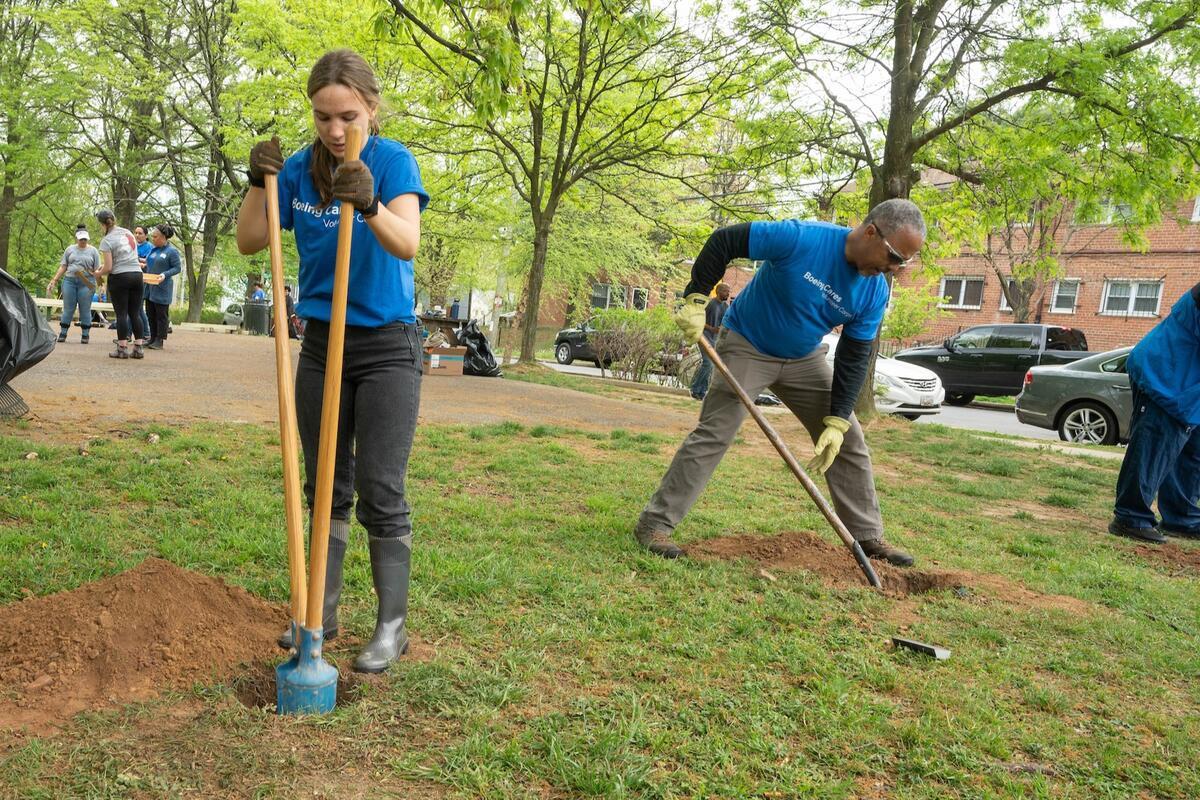 In Washington, D.C., Boeing employees joined The Mission Continues at Dix Street Garden to build a new fence, clean up the park area and build new park benches. 