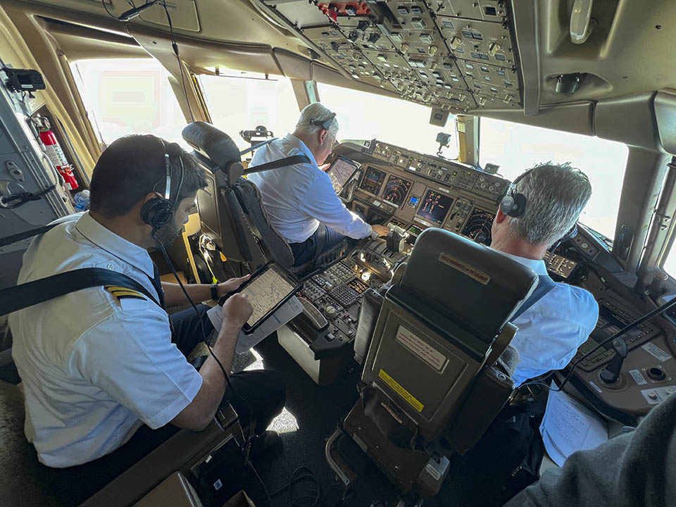 Qatar Airways Captain Khalid Issa Al Hamadi (left) joined a Boeing ecoDemonstrator test flight to preview the update to Jeppesen’s FliteDeck Pro app that improves operational efficiency, especially while taxiing to and from the runway. (Ryan Coe photo)