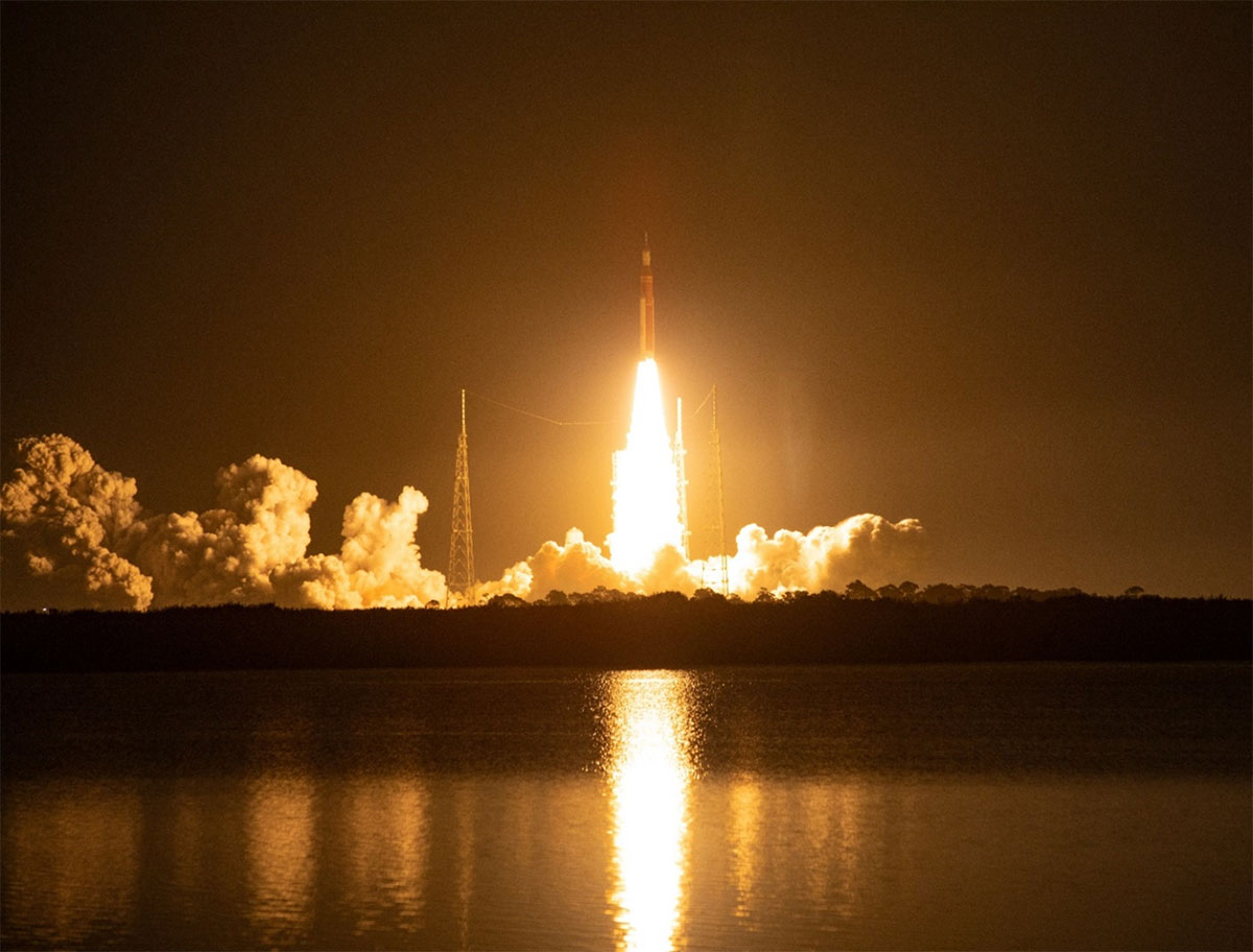 Artemis rocket liftoff