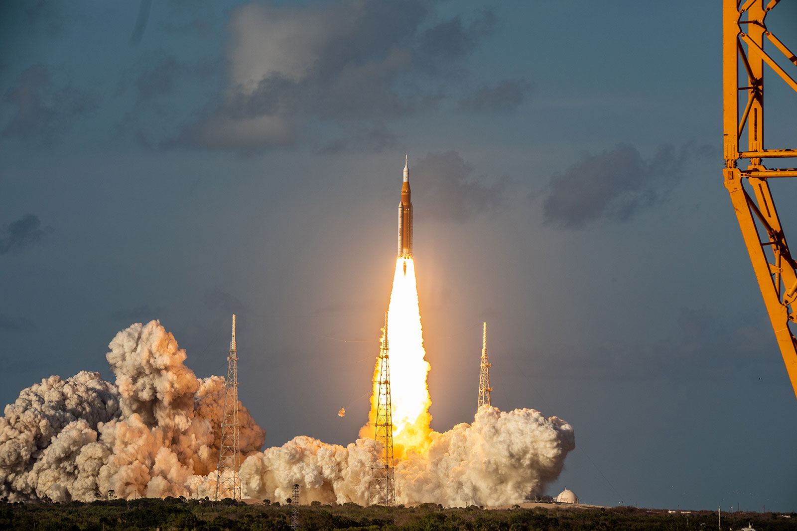 NASA SLS rocket takeoff for Artemis II launch (© Boeing/John Grant and Liz Morrell photos)