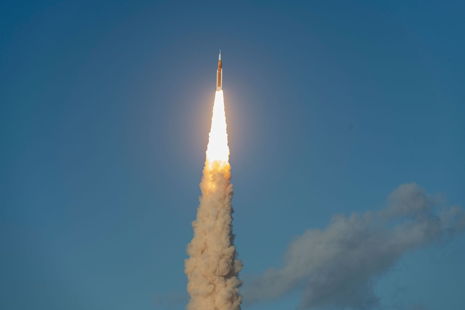 NASA SLS rocket during takeoff for Artemis II launch  (© Boeing/John Grant and Liz Morrell photos) 