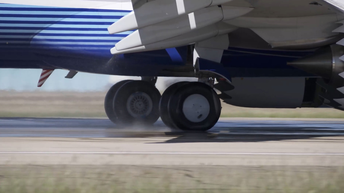 The 737-10’s enhanced brakes are applied during runway testing earlier this year. (Photo: Boeing Flight Operations Multimedia team © Boeing)