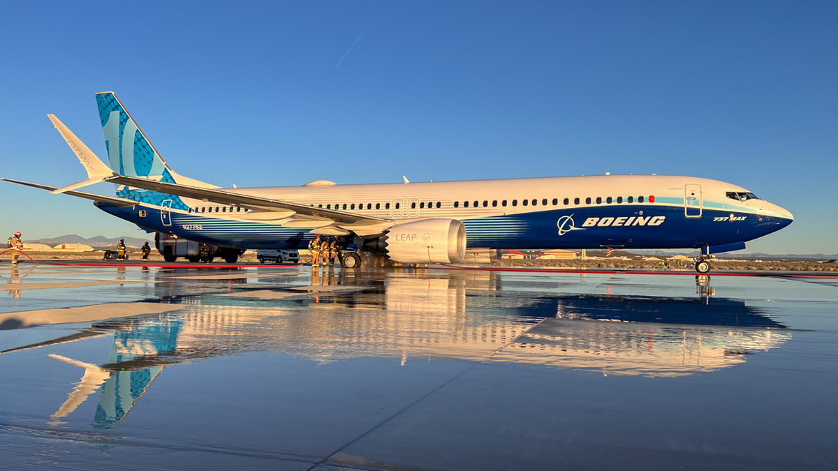 Firefighters and Boeing engineers tend to a 737-10 flight test airplane after it completes a maximum brake energy testing in California. (Photo: Paul Weatherman © Boeing) 