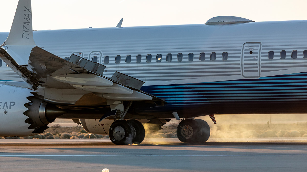 The test airplane’s brakes are worn down to within two percent of their wear life and pilots must bring the plane to a stop without the use of thrust reversers. (Photo: Scott Dworkin © Boeing)