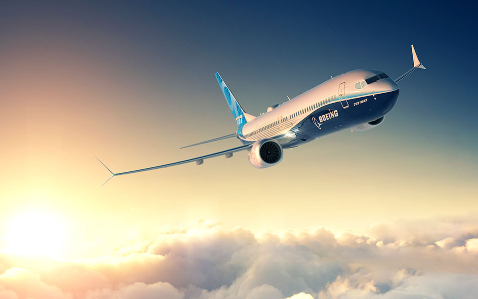 Image of 7 3 7 dash 9 in flight.