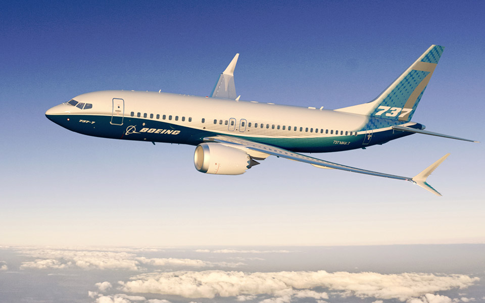 Image of the 7 3 7 MAX 7 in flight, wing tip engine side view.