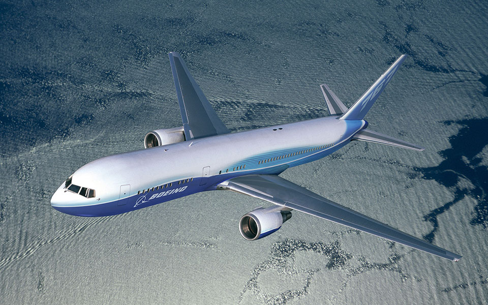 Picture of the 7 6 7 in flight.