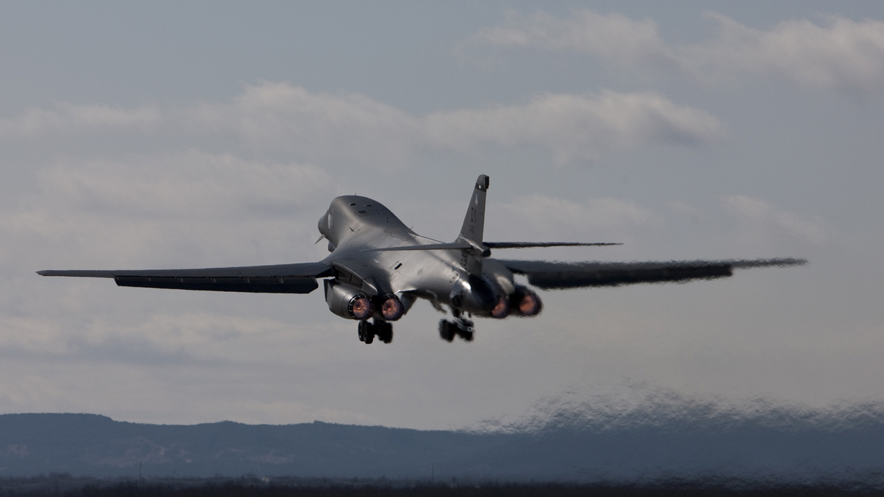 Picture of B-1B aircraft in flight.