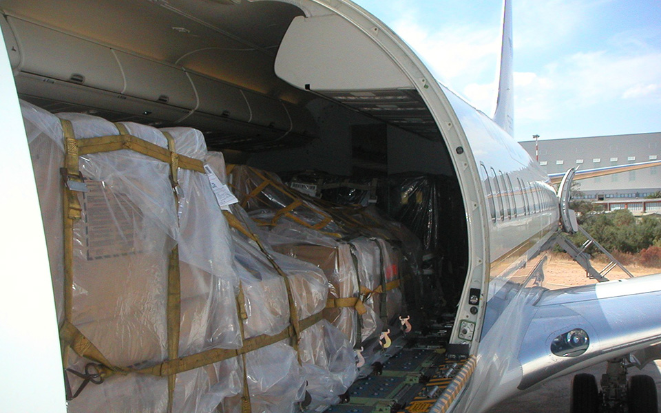 Picture of a C-40 A and cargo.