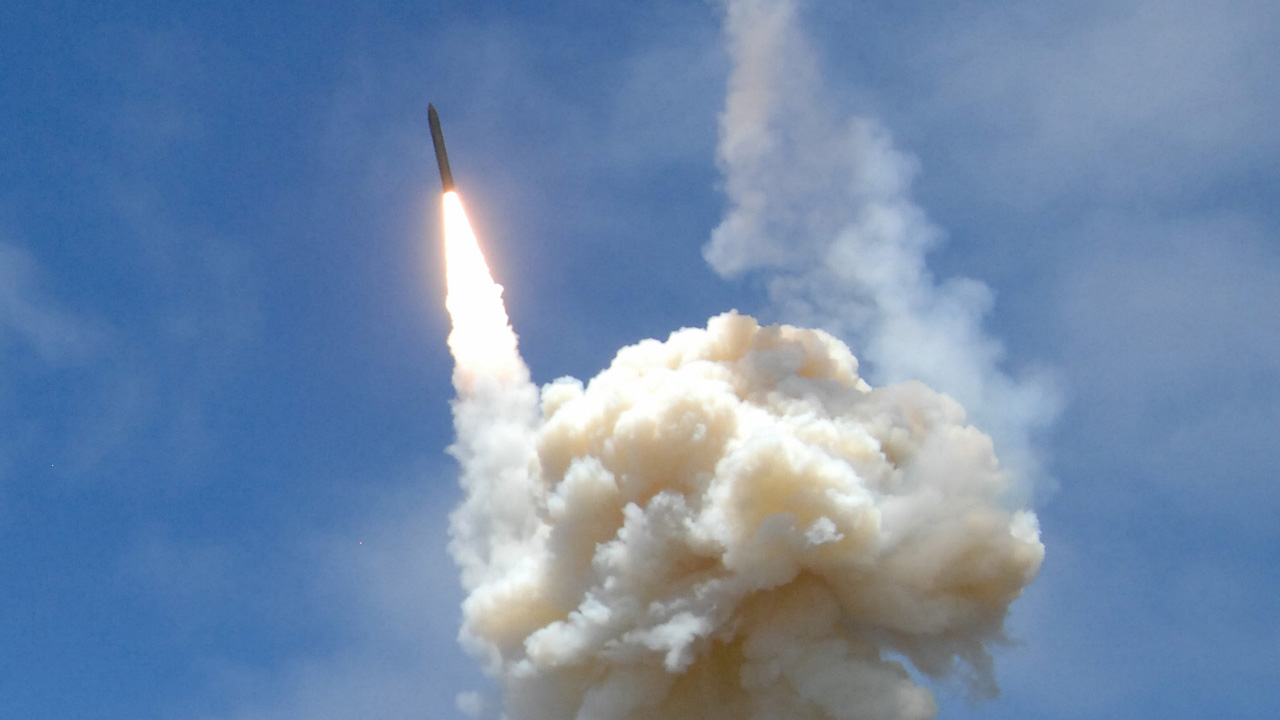 picture of missile interceptor at launch.