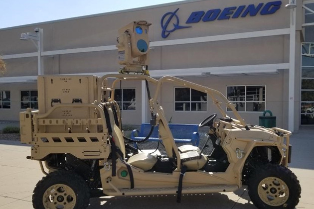 I membri del team Boeing West Anderson (L) e Rob Gass (R) hanno pilotato il B-1 in combattimento e hanno utilizzato la loro esperienza per identificare opportunità per modernizzare e modificare l'aereo.