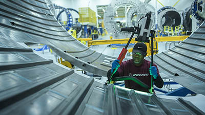 787-dreamliner-technician-inspects-fuselage-joins