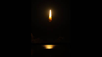 Artemis-launch-sls-reflection-kennedy-space-center